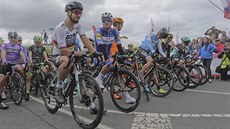 SAGAN A JEHO MUI. Peter Sagan, poesté ampion Slovenska, zdraví z pódia v Plzni fanouci. Za ním stojí jeho mui z týmu Bora: bratr Juraj a Michael Kolá, který se vak po ampionátu rozhodl ukonit kariéru.