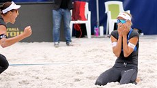 Barbora Hermannová (vlevo) po proměněném mečbolu běží k Markétě Slukové. Barbora Hermannová (vlevo) po proměněném mečbolu běží k Markétě Slukové.