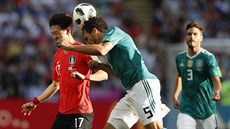 Nmecký obránce Mats Hummels hlavikuje mí ped I e-songem z Jiní Korey.