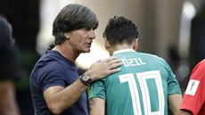 Nmecký trenér Joachim Löw udílí pokyny Mesutu Özilovi v prbhu utkání s Jiní...