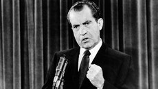 Kissingerův plán připsal prezidentu Nixonovi téměř divadelní part. Hrál... Kissingerův plán připsal prezidentu Nixonovi téměř divadelní part. Hrál...