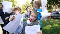 Radost prvňáků a druháků z posledního školního dne na jedné z pražských... Radost prvňáků a druháků z posledního školního dne na jedné z pražských...