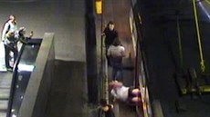 Výtržníci vyhodili z tramvaje ženu Výtržníci vyhodili z tramvaje ženu