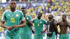 Smutní fotbalisté Senegalu po zápase s Kolumbií na mistrovství světa. Z turnaje... Smutní fotbalisté Senegalu po zápase s Kolumbií na mistrovství světa. Z turnaje...