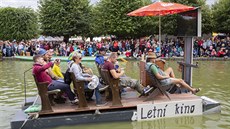 Celkem dvacet netradičních plavidel na lidský pohon zpestřilo víkendový rodinný... Celkem dvacet netradičních plavidel na lidský pohon zpestřilo víkendový rodinný...