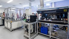 V této laboratoi inovaního centra P&G testují prací prostedky roboti.