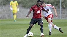 Sparťanský záložník Guélor Kanga a Lukáš Skovajsa z Trenčína v přírpavném... Sparťanský záložník Guélor Kanga a Lukáš Skovajsa z Trenčína v přírpavném...