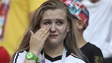 Německá fanynka si na stadionu v Kazani utírá slzy poté, co její tým na MS... Německá fanynka si na stadionu v Kazani utírá slzy poté, co její tým na MS...