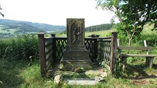Zlodějem poničené poutní místo Rovinka mezi obcemi Štědrákova Lhota a Komňátka... Zlodějem poničené poutní místo Rovinka mezi obcemi Štědrákova Lhota a Komňátka...