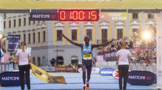 Devátý ročník Mattoni 1/2Maratonu Olomouc ovládl v novém rekordu závodu 1:00:15... Devátý ročník Mattoni 1/2Maratonu Olomouc ovládl v novém rekordu závodu 1:00:15...