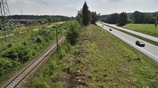Cyklisté pojedou po nové trase, která bude na tomto místě lemovat dálniční... Cyklisté pojedou po nové trase, která bude na tomto místě lemovat dálniční...