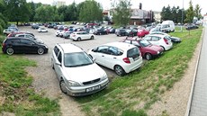 Odstavná plocha v havlíčkobrodské Žižkově ulici vedle kulturního domu Ostrov... Odstavná plocha v havlíčkobrodské Žižkově ulici vedle kulturního domu Ostrov...