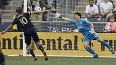 Bořek Dočkal z Philadelphie skóruje, brankář Vancouveru Brian Rowe se natahuje... Bořek Dočkal z Philadelphie skóruje, brankář Vancouveru Brian Rowe se natahuje...