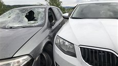 Konec honičky. Nabouraný Renault (vlevo) ujíždějícího řidiče i policejní auto. Konec honičky. Nabouraný Renault (vlevo) ujíždějícího řidiče i policejní auto.