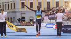 Stephen Kiprop probíhá cílem olomouckého půlmaratonu. Stephen Kiprop probíhá cílem olomouckého půlmaratonu.
