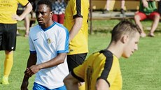 Mohamed Traore v bílém v dresu Tišnova Mohamed Traore v bílém v dresu Tišnova