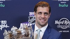 Ane Kopitar z Los Angeles Kings s Frank J. Selke Trophy pro nejlépe bránícího...