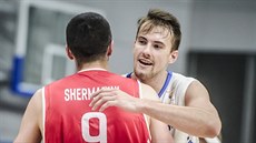 Český pivot Ondřej Balvín (vpravo) se zdraví s Giorgim Šermadinim z Gruzie. Český pivot Ondřej Balvín (vpravo) se zdraví s Giorgim Šermadinim z Gruzie.