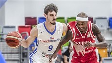 Český rozehrávač Viktor Půlpán (vlevo) uniká Thadu McFaddenovi z Gruzie. Český rozehrávač Viktor Půlpán (vlevo) uniká Thadu McFaddenovi z Gruzie.