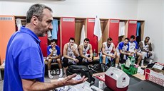 Čeští basketbalisté naslouchají proslovu svého trenéra Ronena Ginzburga. Čeští basketbalisté naslouchají proslovu svého trenéra Ronena Ginzburga.