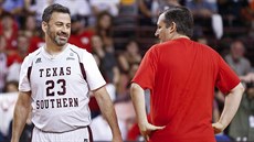 Senátor Ted Cruz (vpravo) a moderátor Jimmy Kimmel při utkání o čest na půdě... Senátor Ted Cruz (vpravo) a moderátor Jimmy Kimmel při utkání o čest na půdě...