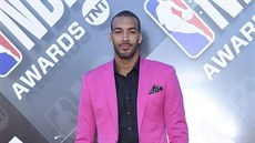 Rudy Gobert z Utahu přichází na slavnostní večer NBA Awards. Rudy Gobert z Utahu přichází na slavnostní večer NBA Awards.