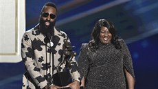 James Harden z Houstonu s trofejí pro nejužitečnějšího hráče NBA a svou matkou... James Harden z Houstonu s trofejí pro nejužitečnějšího hráče NBA a svou matkou...