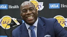 Magic Johnson, prezident LA Lakers, odpovídá na dotazy noviná.