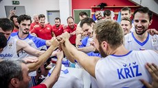Čeští basketbalisté oslavují výhru nad Finskem. Čeští basketbalisté oslavují výhru nad Finskem.