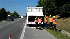 Autobusu na dálnici D1 hořel motor. Na pomoc museli přijet hasiči. Autobusu na dálnici D1 hořel motor. Na pomoc museli přijet hasiči.