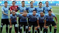 ÚSMV, PROSÍM. Fotbalisté Uruguaye pózují pro týmovou fotografii ped zápasem...