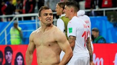 ROZHODL. výcarský záloník Xherdan Shaqiri vstelil v 90. minut gól na 2:1 a...