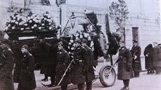 Pohřeb Melče, který mu vypravil stát. Pohřeb Melče, který mu vypravil stát.
