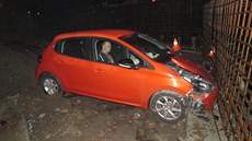Mladík neměl za volantem co dělat. Upozornil na sebe nárazem do stavební... Mladík neměl za volantem co dělat. Upozornil na sebe nárazem do stavební...