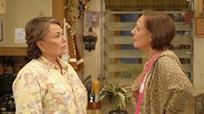 Roseanne Barrová a Laurie Metcalfová v seriálu Roseanne (2018)
