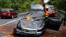 Na Českobrodsku se v pátek zřítilo osobní auto ze silnice do potoka. Hasiči z... Na Českobrodsku se v pátek zřítilo osobní auto ze silnice do potoka. Hasiči z...