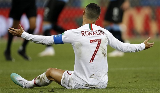 Portugalec Cristiano Ronaldo upozoruje rozhodího, e byl faulován.