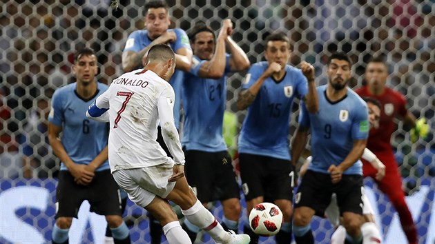 Portugalec Cristiano Ronaldo (v blm) zahrv voln pm kop v osmifinle MS proti Uruguayi.