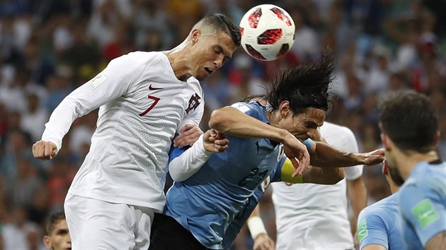 Uruguayec dinson Cavani a Portugalec Cristiano Ronaldo (vlevo) svdj v osmifinle MS hlavikov souboj.