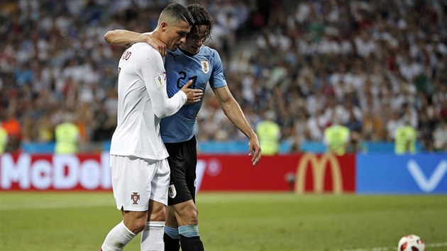 Portugalec Cristiano Ronaldo (vlevo) pomh ze hit Uruguayci dinsonu Cavanimu, jemu zrann nohy nedovol pokraovat ve he.