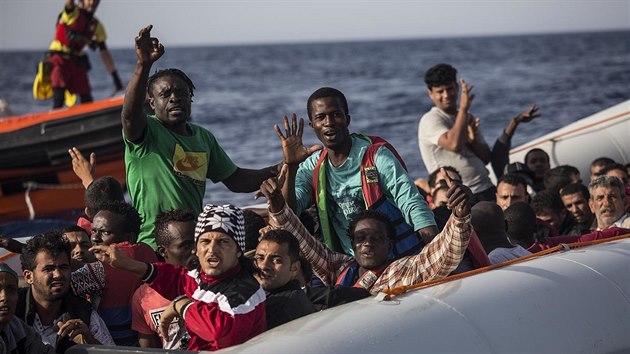 Posdka lodi panlsk organizace Proactiva Open Arms vzala u libyjskch beh na palubu edest migrant plujcch na gumovm lunu (30. ervna 2018)
