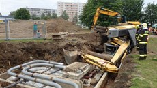 Hasiči v Karviné vyprošťovali bagr, který se převrátil do výkopu s potrubím. Hasiči v Karviné vyprošťovali bagr, který se převrátil do výkopu s potrubím.