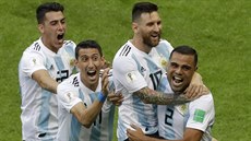 Gabriel Mercado z Argentiny (vpravo) slaví se spoluhráči branku v osmifinále MS... Gabriel Mercado z Argentiny (vpravo) slaví se spoluhráči branku v osmifinále MS...
