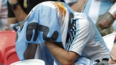 Argentinský fanouek schovává po neúspném osmifinále MS uslzenou tvá do...