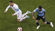 Lucas Torreira z Uruguaye (vpravo) posílá na trávník Portugalce Cristiana... Lucas Torreira z Uruguaye (vpravo) posílá na trávník Portugalce Cristiana...