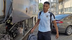 Útočník Wesley da Silva si ukládá věci do autobusu, kterým fotbalisté Hradce... Útočník Wesley da Silva si ukládá věci do autobusu, kterým fotbalisté Hradce...