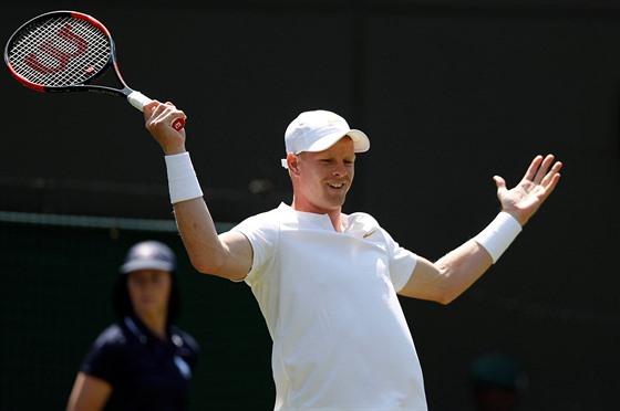 Tenista Kyle Edmund v prvním kole Wimbledonu.