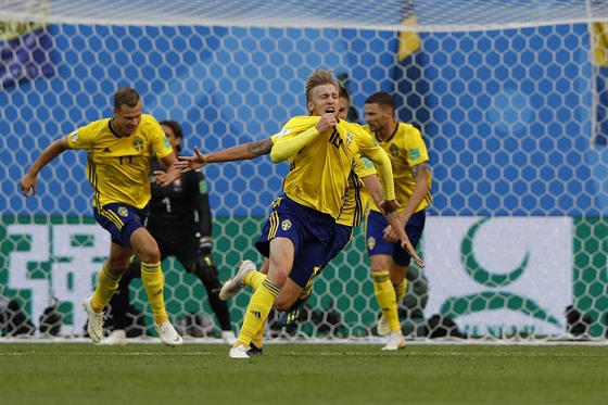 védský fotbalista Emil Forsberg (íslo 10) slaví svou branku v utkání se...