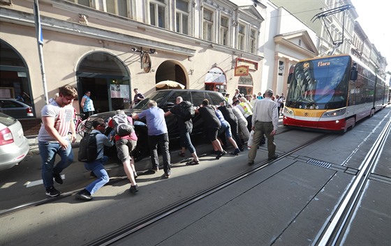 Auto blokovalo tramvaje v Lidické ulici na praském Smíchov (9. ervence 2018).