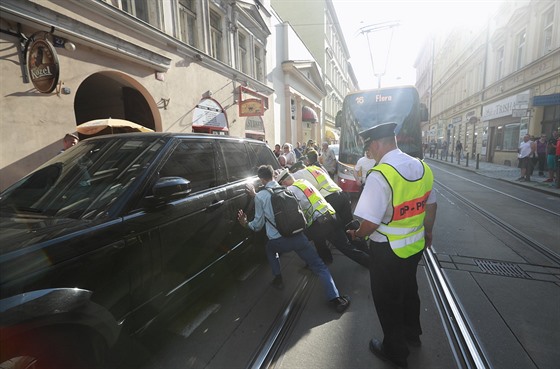 Auto blokovalo tramvaje v Lidické ulici na praském Smíchov (9. ervence 2018).
